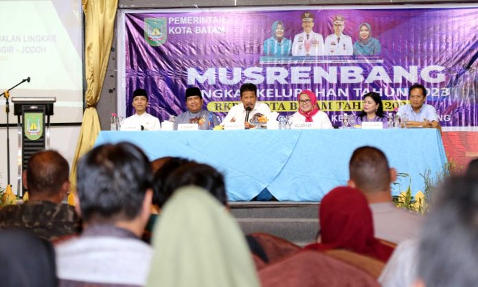 Warga Bengkong Laut menyampaikan kepada Wali Kota Batam Haji Muhammad Rudi (ketiga dari kiri) bersama Wakil Gubernur Kepri Hj Marlin Agustina Rudi hadir dalam musrenbang Kelurahan Bengkong Laut Kecamatan Bengkong di Restoran Golden Prawn, Jumat (20/1/2023) sore. Warga menyampaikanpersoalan macet di depan Golden View .   ( foto : muhammad amin - batamtv.com)