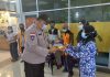Polsek Kawasan Pelabuhan Bagikan Sembako Kepada Porter Domestik