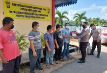 Warga Sekitar Pelabuhan Roro Punggur Terima Bantuan Sembako
