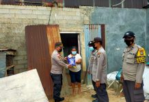 Polsek Bengkong Bagikan Sembako Kepada Warga Tanjung Buntung