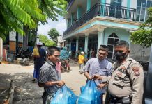 read news – Polresta Bagikan Paket Makanan Kepada Jamaah Shalat Jumat