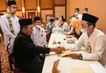 read news – Bayar Zakat, Gubernur Suarakan Gerakan Cinta Zakat