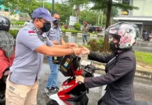 read news – Semoga Bermanfaat, Satnarkoba Polresta Barelang Bagi-bagi Takjil