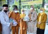 read news – Dewi Ansar Serahkan Bantuan Bagi Lansia Rumah Bahagia Bintan