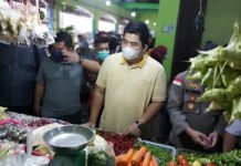 read news – Jelang Lebaran, PLT Bupati Roby Kurniawan Blusukan Ke Sejumlah Pasar Dan Swalayan