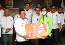read news – Gubernur Serahkan Bonus Untuk Atlet dan Pelatih Berprestasi PON XX Papua 2021