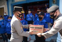 read news – Kapolda Serahkan 1.000 Paket Sembako Bantuan Kapolri Kepada K-SPSI Kepri