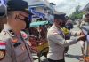 read news – Bagi-bagi Bendera Kecil untuk Pemotor dan Tukang Becak di Belakangpadang