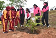 read news – Polwan Polda Kepri Tanam Pohon Hingga Balap Karung