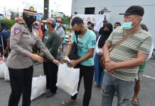 read news – Polwan dan Bhayangkari Polda Kepri Salurkan Bingkisan ke Warga