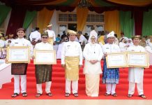 read news – Gubernur Kepri Serahkan Penghargaan Keterbukaan Informasi ke Lima OPD