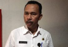 read news -Siswa SD 004 Lubukbaja Belajar di Lantai, Hendri: Meja Kursi segera Didistribusikan