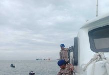 read news – Senyum Sumringah para Buruh Panggul dan Nelayan saat Terima Bantuan Sembako