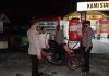 read news – Personil Polsek Belakang Padang Hentikan Pemotor dan Periksa Jok