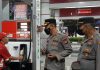 read news – Kapolsek Sekupang Turun Tangan Monitor di SPBU pasca BBM Naik