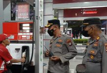 read news – Kapolsek Sekupang Turun Tangan Monitor di SPBU pasca BBM Naik