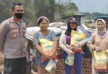 read news – Pekerja Arang Batok Kelapa Sekupang Dapat Bantuan Sembako