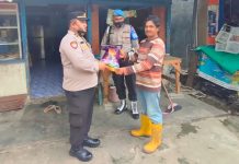 read news – Warga Bulang Terima Bantuan Sembako dari Polsek Bulang