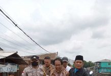 read news – Warga dan Polisi dan Satpol PP Amankan seorang ODGJ di Tanjunguma