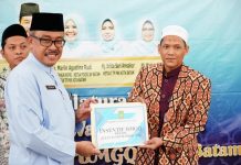 read news – Pemko Batam Berencana Naikkan Insentif Imam Masjid dan Guru TPQ Setdako Batam Jefridin (kiri) mengaku sudah diperintahkan untuk menambah insentif para imam masjid dan guru TPQ Jumat (21/10/2022). (Foto: abyaqsa ra - batamtv.com)
