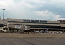 read news – Ngeri! Ini Akibatnya Kalau Terjadi Hujan Sangat Deras di Bandara Bandar Udara Hang Nadim Batam. yang menjadi tujuan dari tiga pesawat, akhirnya gagal didarati oleh tiga pesawat Kamis (6/10/2022). Hal ini diakibatkan air hujan yang turun dengan intensitas tinggi , menyebabkan landasan pacu tidak bisa didarati. (F : abyaqsa ra - batamtv.com)