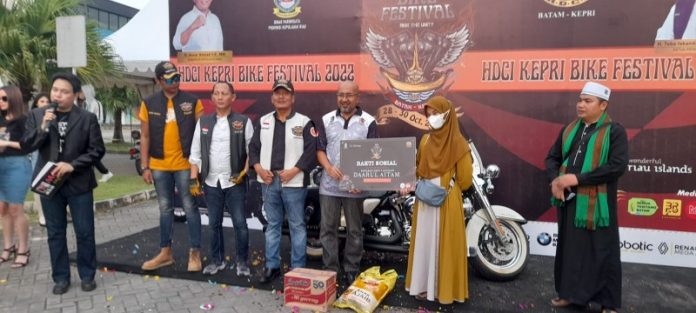 Ketua HDCI Provinsi Kepulauan Riau, Taba Iskandar, (ketiga dari kiri) saat pembukaan HDCI Kepri Bike Festival 2022 yang resmi dibuka di Mal Botania 2, Jumat (28/10/2022). (Foto : abyaqsa ra - batamtv.com)