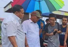 read news – Inilah Dampak Pelebaran Jembatan Tiban Kampung Anggota DPRD Batam, Hendrik (tengah bertopi pet) saat meninjau langsung lokasi banjir akibat dampak pelebaran jembatan Tiban Kampung Kamis (6/10/2022) (F: : abyaqsa ra - batamtv.com)