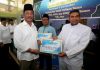 read news – Walikota Batam Serahkan Insentif ke Imam Masjid, Mubaligh dan Guru TPQ Wali Kota Batam Muhammad Rudi saat menyerahkan insentif kepada para imam masjid serta mubaligh dan guru TPQ se-Kecamatan Sekupang, Selasa (18/10/2022) di Masjid Baiturrahman Sungai Harapan. (F: muhammad amin - batamtv.com)
