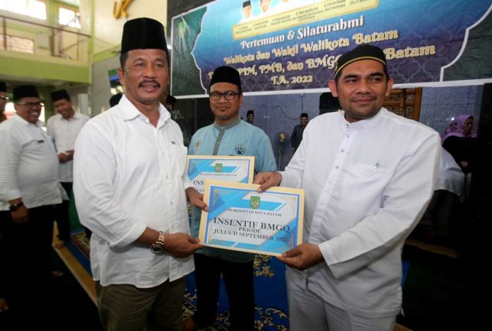 Wali Kota Batam Muhammad Rudi saat menyerahkan insentif kepada para imam masjid serta mubaligh dan guru TPQ se-Kecamatan Sekupang, Selasa (18/10/2022)  di Masjid Baiturrahman Sungai Harapan. (F: muhammad amin - batamtv.com)
