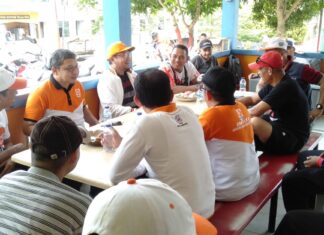 Anggota DPRD Kepri, Raden Hari Tjahyono (kiri baju orange) saat memberikan pengertian kepada warfga soal bagaimana ikut membangun Batam, Minggu (30/10/2022? (Foto : abyawsa ra - batamtv.com) Anggota DPRD Kepri, Raden Hari Tjahyono (kiri baju orange) saat memberikan pengertian kepada warfga soal bagaimana ikut membangun Batam, Minggu (30/10/2022? (Foto : abyawsa ra - batamtv.com)