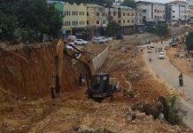 read news – Warga Berharap Pengerjaan Pelebaran Jalan di Batam Dipercepat Salah satu sudut pelebaran jalan raya di Kecamatan Bengkong, Kamis (20/10/2022) . Masyarakat berharap pembangunan bisa digesa secsecepatnya karena jalan itu adlaah akses utama. (Foto : muhammad amin - batamtv.com)