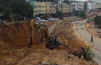 1 jalanSalah satu sudut pelebaran jalan raya di Kecamatan Bengkong, Kamis (20/10/2022) . Masyarakat berharap pembangunan bisa digesa secsecepatnya karena jalan itu adlaah akses utama. (Foto : muhammad amin - batamtv.com) Salah satu sudut pelebaran jalan raya di Kecamatan Bengkong, Kamis (20/10/2022) . Masyarakat berharap pembangunan bisa digesa secsecepatnya karena jalan itu adlaah akses utama. (Foto : muhammad amin - batamtv.com)