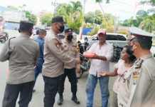 read news – Buruh Bongkar Muat Barang di Pelabuhan Balai Dapat Bingkisan Makanan Suasana pembagian nasi bungkus kepada warga , buruh panggul, dan sopir opelet di Pelabuhan Balai, Jumat (28/10/2022) . (Foto : dwi susilo - batamtv.com)
