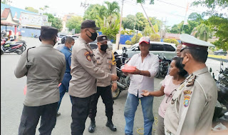 Suasana pembagian nasi bungkus kepada warga , buruh panggul, dan sopir opelet di Pelabuhan Balai, Jumat (28/10/2022) . (Foto : dwi susilo - batamtv.com) Suasana pembagian nasi bungkus kepada warga , buruh panggul, dan sopir opelet di Pelabuhan Balai, Jumat (28/10/2022) . (Foto : dwi susilo - batamtv.com)