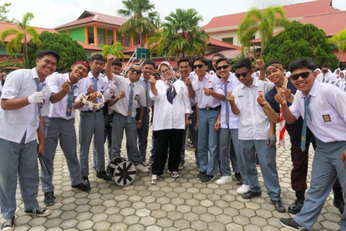 Wagub Marlin (tengah) saat bersama para pelajar di SMA Negeri 2 Karimun, Selasa (25/10). (Foto : dwi susilo - batamtv.com)