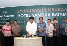 read news – Bakal Ramaikan Pariwisata, Hotel Baru Bermunculan di Batam Walikota Batam HM Rudi saat melakukan pemotongan kue ketika meresmikan Hotel Santika Batam, Kamis (20/10/2022). (Foto : abyaqsa ra - batamtv.com)