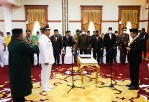 read news – Bupati Bintan Roby Kurniawan: Recoverry Ekonomi dan Galakkan Ekonomi Kerakyatan Roby Kurniawan resmi dilantik Gubernur Kepulauan Riau Ansar Ahmad sebagai Bupati Bintan untuk sisa masa jabatan 2021-2024 di Gedung Daerah, Tanjungpinang, Senin (03/10). (F: Dwi susilo-batamtv.com )