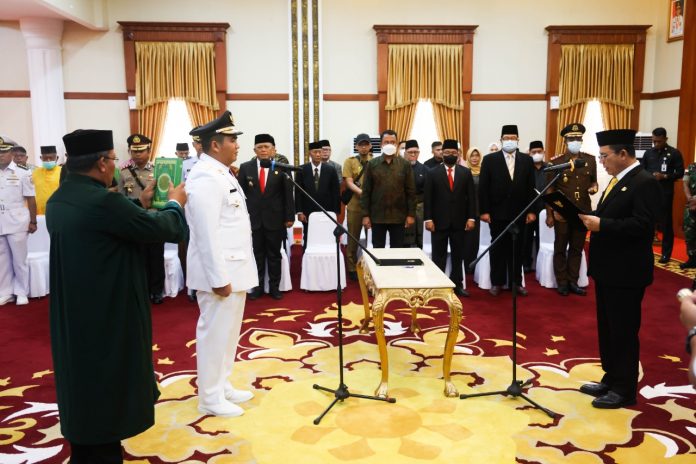 Roby Kurniawan resmi dilantik Gubernur Kepulauan Riau  Ansar Ahmad  sebagai Bupati Bintan untuk sisa masa jabatan 2021-2024 di Gedung Daerah, Tanjungpinang, Senin (03/10). (F: Dwi susilo-batamtv.com )