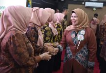 read news – Dekranasda Karimun Diharapkan Mampu jadi Primadona di Kepri Ketua Dewan Kerajinan Nasional Daerah (Dekranasda) Provinsi Kepulauan Riau Hj. Dewi Kumalasari Ansar (kanan) usai Pengukuhan Pengurus Dekranasda Kabupaten Karimun periode 2021-2024 di Gedung Nasional, Tanjung Balai Karimun, Rabu (12/10). (Foto : dwi susilo-batamjtv.com)