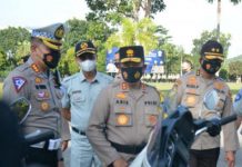 read news – 738 Personel Gabungan Operasi Zebra Seligi siap Wujudukan Tertib Berlalulintas Dalam rangka mewujudkan keamanan keselamatan ketertiban dan kelancaran berlalulintas, serentak jajaran Polda di Indonesia menggelar operasi lalulintas. Dirlantas Polda Kepri, Kombes Tri Yulianto (kiri) menyebut Operasi sendiri berlangsung 03 s/d 16 Oktober 2022. (F; muh amin-batamtv.com)