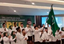 read news – Surya Makmur Nasution Siap Majukan dan Menangkan PKB di Pemilu 2024 Surya Makmur Nasuiton (pegang bendera PKB) terpilih secara aklamasi menjadi Ketua DPC PKB Kota Batam. Pelantikan digelar Sabtu (8/10/2022). (F: muhammad amin - batamtv.com)