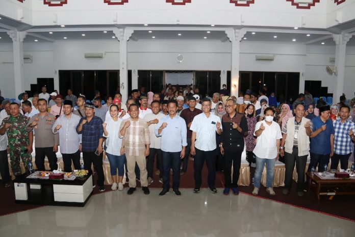 Walikota Batam HM Rudi, usai menyerahkaninsentif RT RW di Gues House Sekupang Senin (24/10/2022). (Foto : muhammad amin-baWalikota Batam HM Rudi (tengah) , usai menyerahkaninsentif RT RW di Gues House Sekupang Senin (24/10/2022). (Foto : muhammad amin-batamtv.com)) tamtv.com))