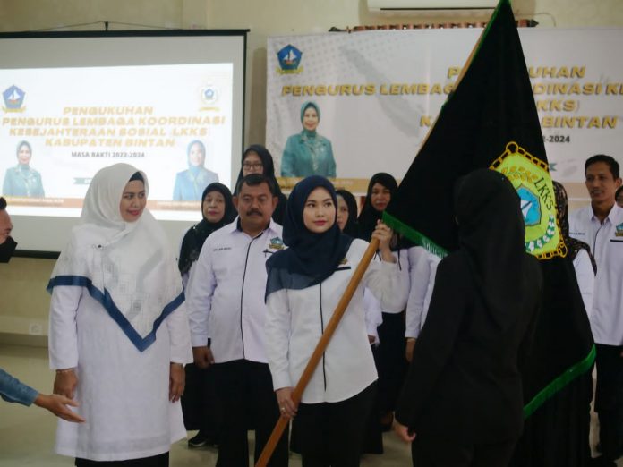 Ketua LKKS Kabupaten Bintan masa bhakti 2022-2024, Hafizha Rahmadhani (pegang bendera) usai dikukuhkan oleh Ketua LK2S Provinsi Kepri Dewi Kumalasari.Pengukuhan dilakukan di Aula Kantor Kecamatan Bintan Timur, Sabtu (08/10). (F: dwi susilo - batamtv.com) Ketua LKKS Kabupaten Bintan masa bhakti 2022-2024, Hafizha Rahmadhani (pegang bendera) usai dikukuhkan oleh Ketua LK2S Provinsi Kepri Dewi Kumalasari.Pengukuhan dilakukan di Aula Kantor Kecamatan Bintan Timur, Sabtu (08/10). (F: dwi susilo - batamtv.com)