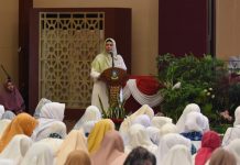 read news- Dewi Ansar Ajak Warga Muslim-muslimah Teladani Nabi Muhammad SAW dan Siti Khadijadh Penasehat Dharma Wanita Persatuan (DWP) Provinsi Kepulauan Riau, Dewi Kumalasari Ansar (berdiri di podium) memberi sambutan dalam kgiatan bersholawat dalam Maulid Nabi Muhammad SAW 1444 H di Aula Wan Seri Beni, Dompak, Selasa (18/10). (Foto : dwi susilo - batamtv.com)