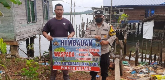 Anggota Polsek Bulang rajin menyampaikan himbuan kepada nelayan di Kecamatan Bulang, untuk mengatisipasi ancaman dan dampak cuaca buruk, Rabu (19/10/2022).. (Foto : muhammad amin - batamtv.com)