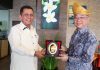 read news – Gubernur Kepri Gelar Audiensi dengan Singapura Gubernur Kepri Ansar Ahmad saat beraudiensi dengan Minister Trade Industry (Menteri Perdagangan dan Industri) Singapura, Gan Kim Yong di Grand Lagoi Hotel, Bintan, Jum'at (14/10). Keduanya membahas potensi dan rencana pengembangan kerja sama antara Kepri dan Singapura. (Foto: dwi susilo - batamtv.com)
