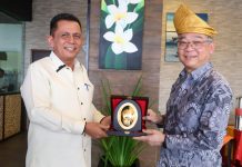 read news – Gubernur Kepri Gelar Audiensi dengan Singapura Gubernur Kepri Ansar Ahmad saat beraudiensi dengan Minister Trade Industry (Menteri Perdagangan dan Industri) Singapura, Gan Kim Yong di Grand Lagoi Hotel, Bintan, Jum'at (14/10). Keduanya membahas potensi dan rencana pengembangan kerja sama antara Kepri dan Singapura. (Foto: dwi susilo - batamtv.com)
