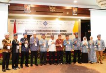 read news – Pertemuan Tingkat Nasional, Jefridin: Terimakasih Memilih Batam Setdako Batam, Jefridin (keenam dari kiri) saat berpose bersama peserta Workshop Dewan Komisaris, Anggota Komite Audit dan Anggota Komite Pemantau Risiko Bank Pembangunan Daerah Seluruh Indonesia (BPDSI). Acara digelar di Ballroom i Hotel Nagoya, Rabu (5/10/2022). (F: muh amin-batamtv.com)