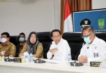 read news – Pemko Sambut Upaya Menuju Pengelolaan Keuangan dan Pemerintahan yang Baik Wakil Wali Kota Batam, Amsakar Achmad (kedua dari kanan) saat menyambut kegiatan entry meeting Badan Pemeriksa Keuangan (BPK) di Aula Embung Fatimah Lantai 4 Kantor Walikota Batam, Senin (10/10)/2022). (Foto : abyaqsa ra- batamtv.com)