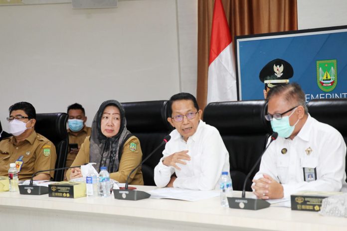 Wakil Wali Kota Batam, Amsakar Achmad (kedua dari kanan) saat menyambut kegiatan entry meeting Badan Pemeriksa Keuangan (BPK) di Aula Embung Fatimah Lantai 4 Kantor Walikota Batam, Senin (10/10)/2022). (Foto : abyaqsa ra- batamtv.com)